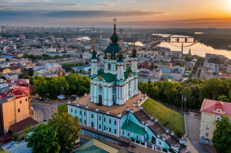 Letecký pohled na kostel svatého Ondřeje za úsvitu, jednu z nejznámějších památek města Kyjev.