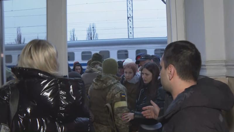 Rusové měli zajmout civilní vlak, který právě dorazil na nádraží v Poltavě. Přímo z místa o tom informovala reportérka CNN Prima NEWS Darja Stomatová.
