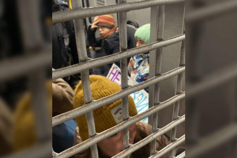 Zadržené děti v policejním voze