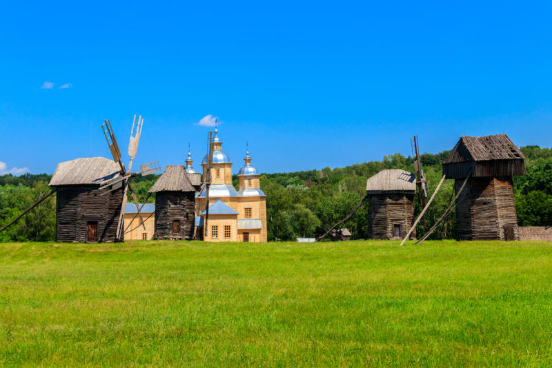 Pohled na skanzen lidové architektury Ukrajiny ve vesnici Pyrohiv (Pirogovo) nedaleko Kyjeva
