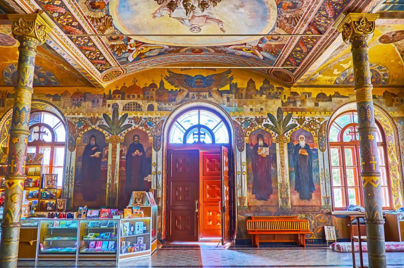Interiér historického refektárního kostela Kyjevského kláštera Pechersk Lavra s ikonami svatých na stěnách