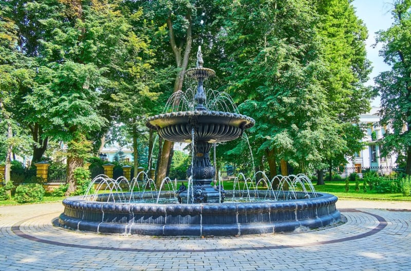 Park Mariinskyi s výhledem na historickou fontánu Termen, Kyjev, Ukrajina