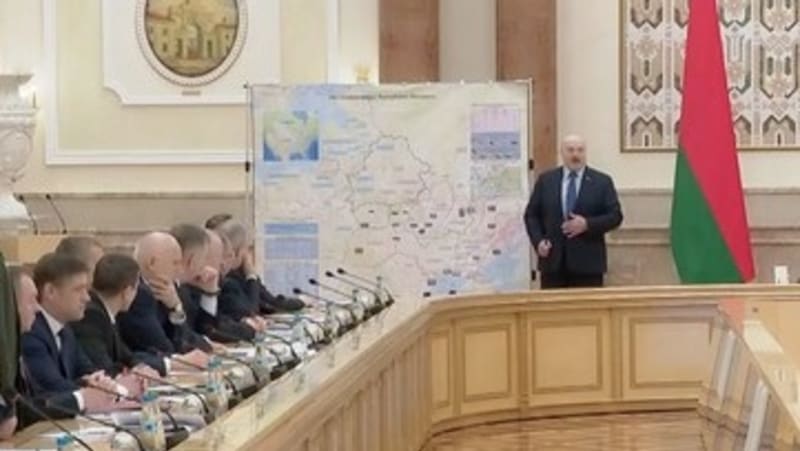 Běloruský vůdce Alexandr Lukašenko při úterním projevu k bezpečnostní radě vystupoval před tabulí, která vypadala jako válečný plán na Ukrajině. A to včetně útoku na Moldavsko.