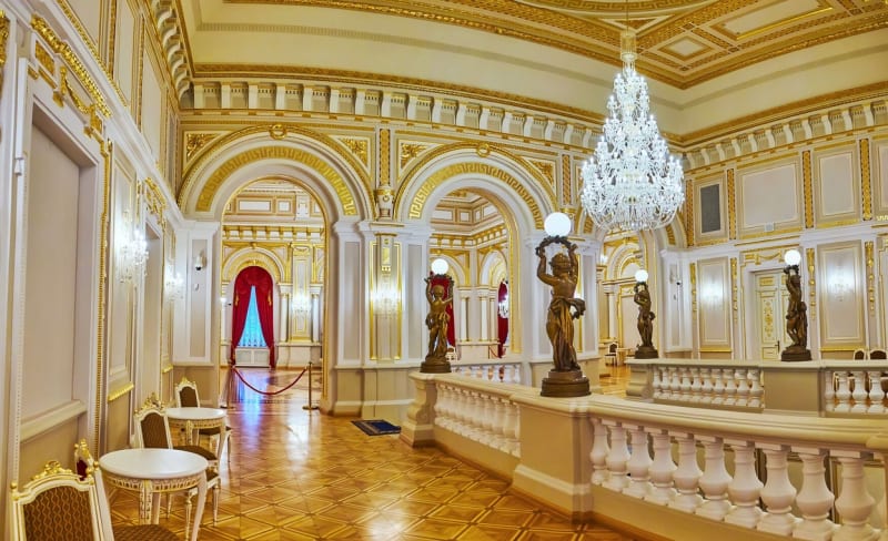 Hlavní schodišťový sál Mariinského paláce se může pochlubit velkolepými dekoracemi, sochami, lustry a mozaikovými parketami