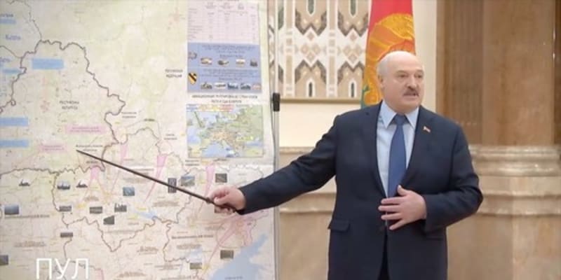 Alexandr Lukašenko při projevu k bezpečnostní radě vystupoval před tabulí, která vypadala jako válečný plán na Ukrajině. A to včetně útoku na Moldavsko.