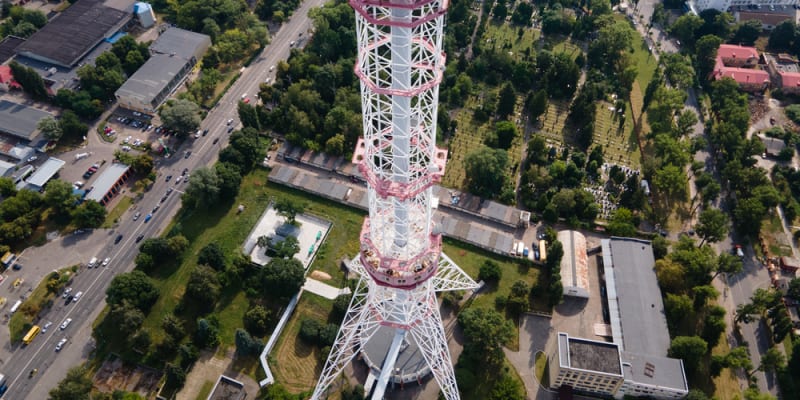 Televizní věž v Kyjevě je 385 metrů vysoká televizní věž v Kyjevě. Výstavba věže pro televizní a rádiové vysílání začala v roce 1968 a byla dokončena v roce 1973. 