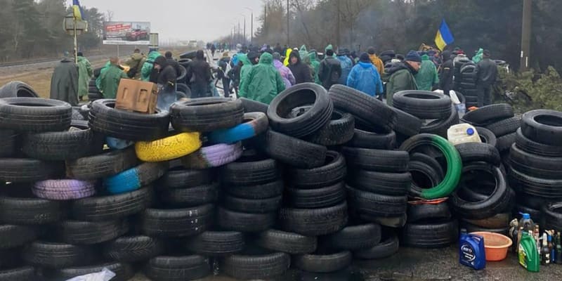 Ukrajinci staví barikády, aby zabránili Rusům zmocnit se Záporožské jaderné elektrárny