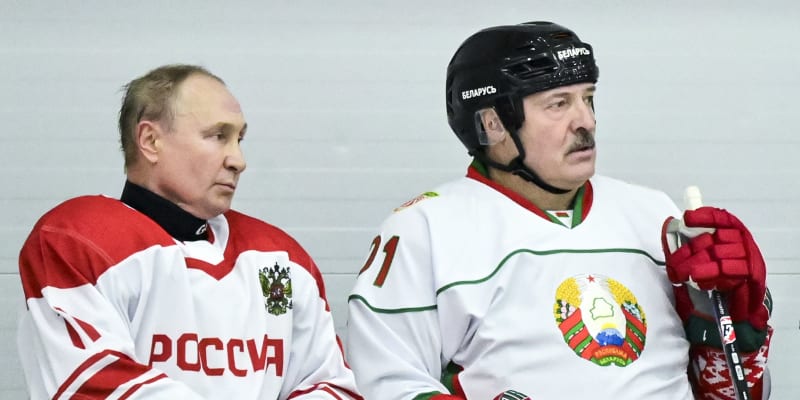 Ruský a běloruský prezident při hokejovém utkání