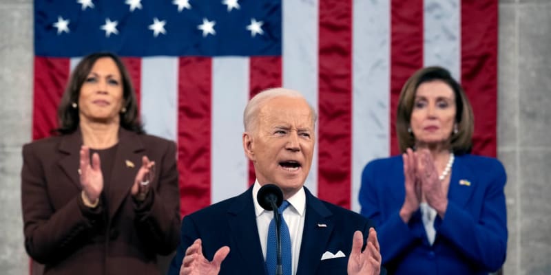 Prezident USA Joe Biden, v pozadi Kamala Harrisova a Nancy Pelosiova