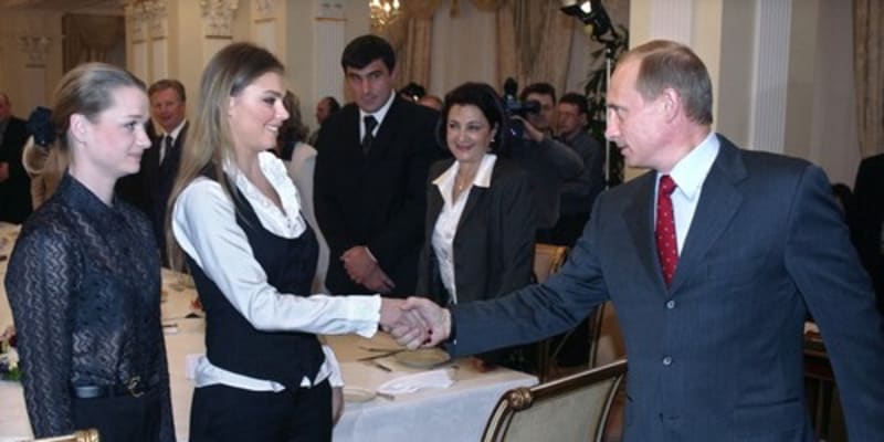Vladimir Putin a Alina Kabajevová na archivním snímku. 