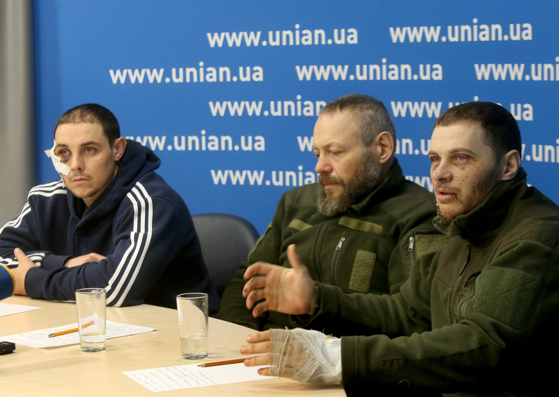 Tři ruští zajatci se omluvili na tiskové konferenci v Kyjevě (2. března 2022)
