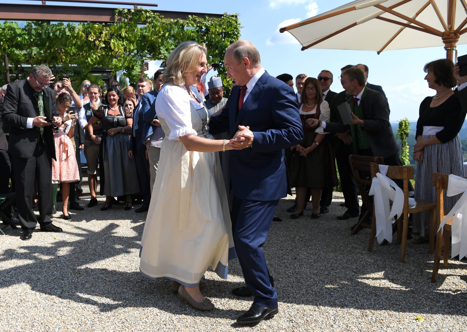 Bývalá rakouská ministryně zahraničí Karin Kneisslová tancuje s ruským prezidentem Vladimirem Putinem na své svatbě, která se konala 18. srpna 2018 ve městečku Gamlitz na jihu Rakouska.