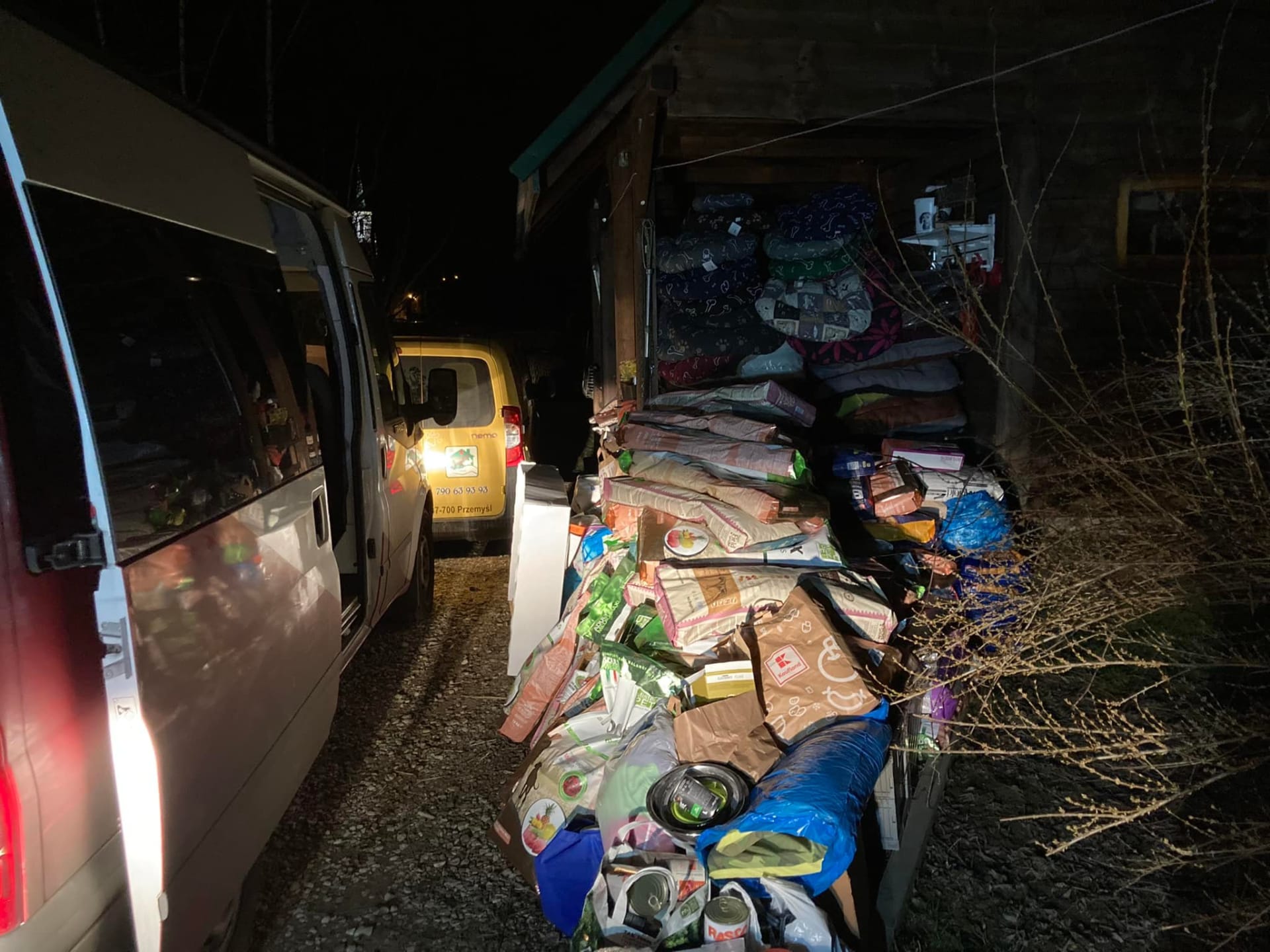 Do odchytového zařízení v Polsku přivezl spolek velké množství hmotné pomoci.