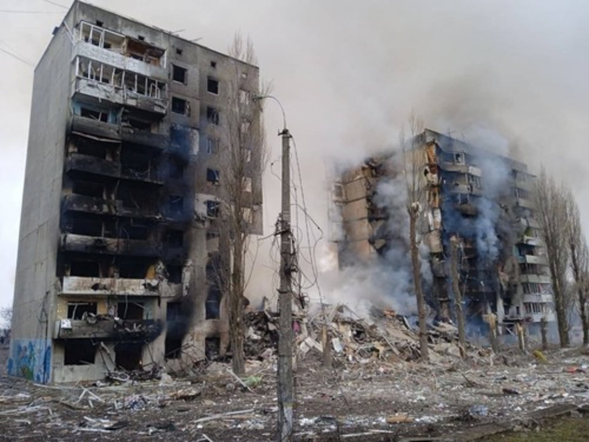 Zničené obytné stavby ve městě Borodjanka v Kyjevské oblasti (3. února 2022)