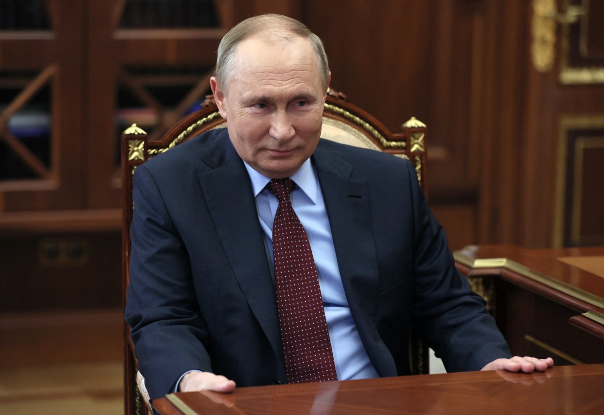 V poslední době se Putin hůře ovládá a občas si divák může všimnout, že se ušklíbne.