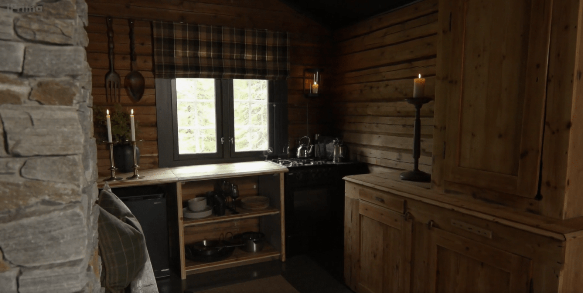 Kuchyň i po proměně zůstala v zásadě dřevěná, ale vypadá moderněji