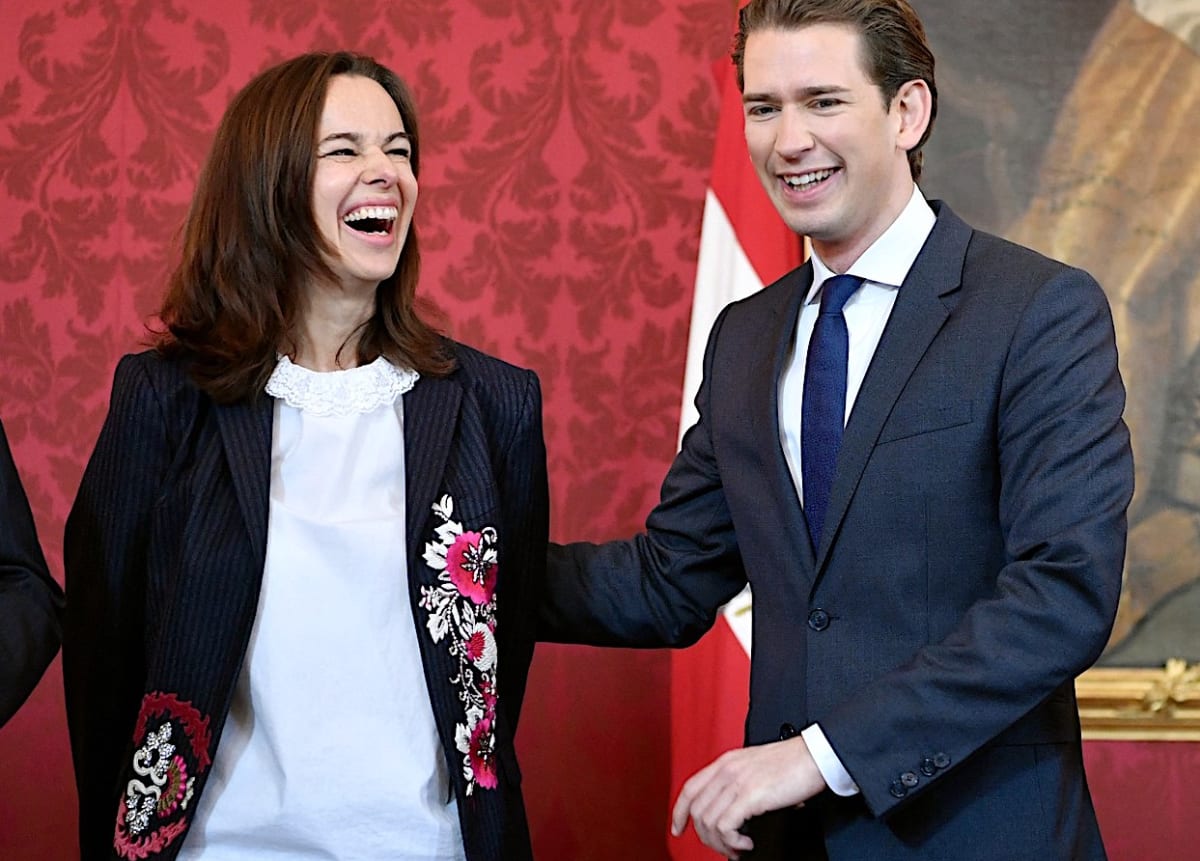 Bývalá rakouská ministryně pro rodinu Sophie Karmasinová se směje ve společnosti exkancléře Sebastiana Kurze v prezidentském paláci ve Vídni.