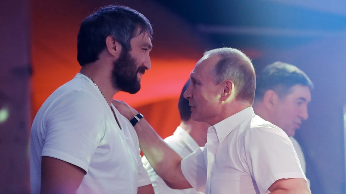 Alexandr Ovečkin na společné fotce s Putinem z večírku. Snímek byl pořízen v roce 2017.