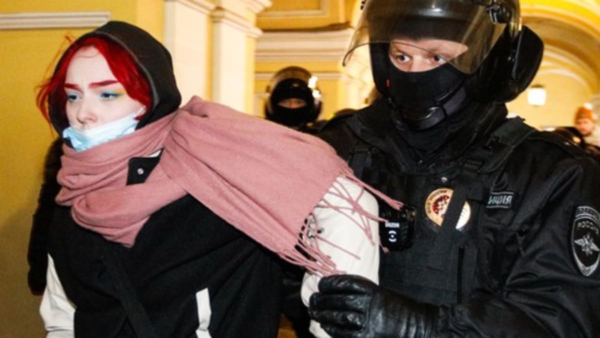Na demonstracích v Petrohradě na podporu Ukrajiny bylo zadrženo nejméně 120 lidí (3. března 2022)