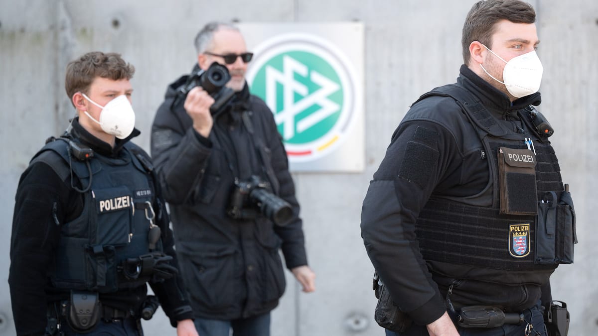 Policisté přicházejí do budovy Německého fotbalového svazu, kterou ve čtvrtek 3. března 2022 prohledali společně s vyšetřovateli kvůli podezření ze zpronevěry.