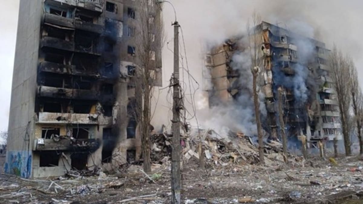 Zničené obytné stavby ve městě Borodjanka v Kyjevské oblasti (3. 2. 2022)