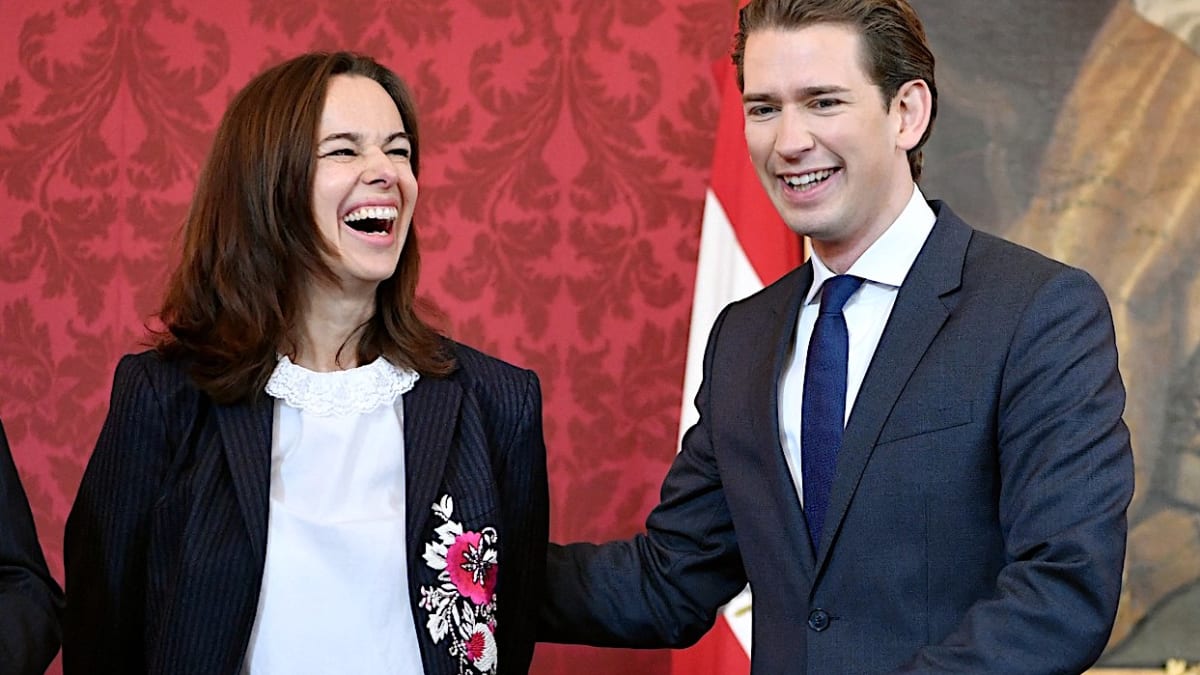 Bývalá rakouská ministryně pro rodinu Sophie Karmasinová se směje ve společnosti exkancléře Sebastiana Kurze v prezidentském paláci ve Vídni.