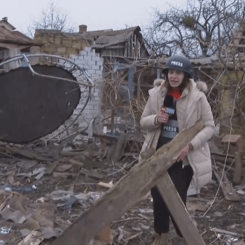 Reportérka CNN Prima NEWS Darja Stomatová u trosek vesnice Jakovlivka