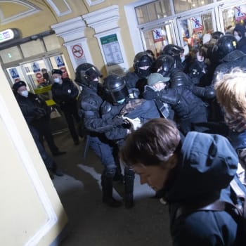 Rusko: Policie zatkla při protiválečných protestech seniorku