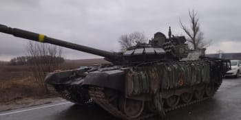 Ruští vojáci údajně ničí svoje tanky, aby se vyhnuli bojům. Chybí jim palivo i potraviny