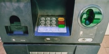 Od bankomatu odešli bez peněz. Policie hledá majitele bankovek a radí, co dělat