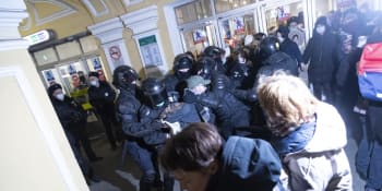 Policisté při protestech v Rusku zatkli i seniorku. Přežila obléhání Leningradu