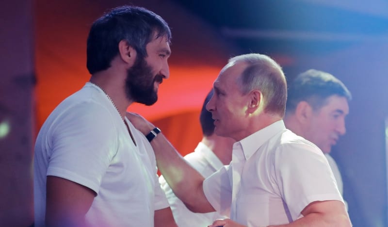 Alexandr Ovečkin na společné fotce s Putinem z večírku. Snímek byl pořízen v roce 2017.