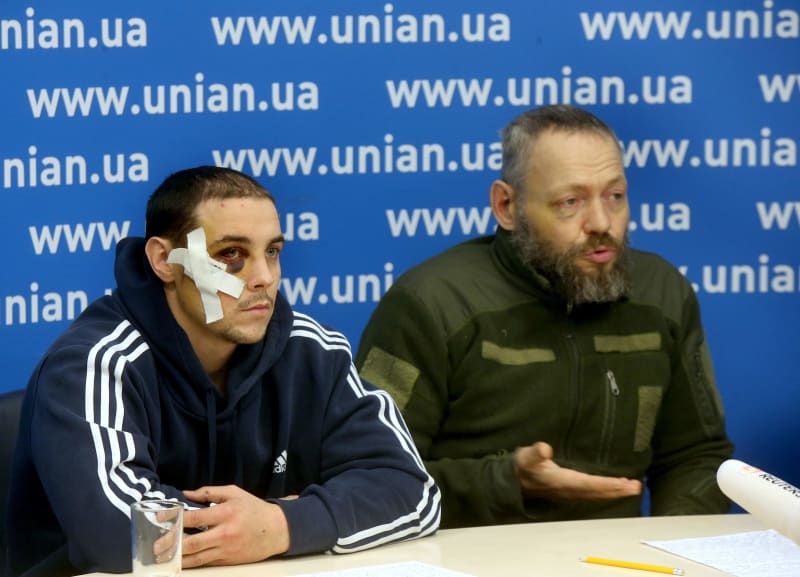Tři ruští zajatci se omluvili na tiskové konferenci v Kyjevě (2. března 2022)