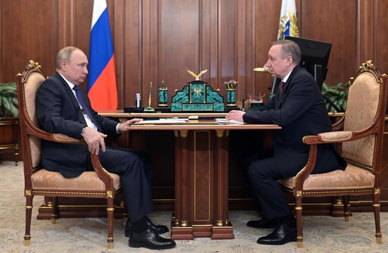  Fotografie ze setkání Vladimira Putina s petrohradským starostou Alexanderem Beglovem (1. března)