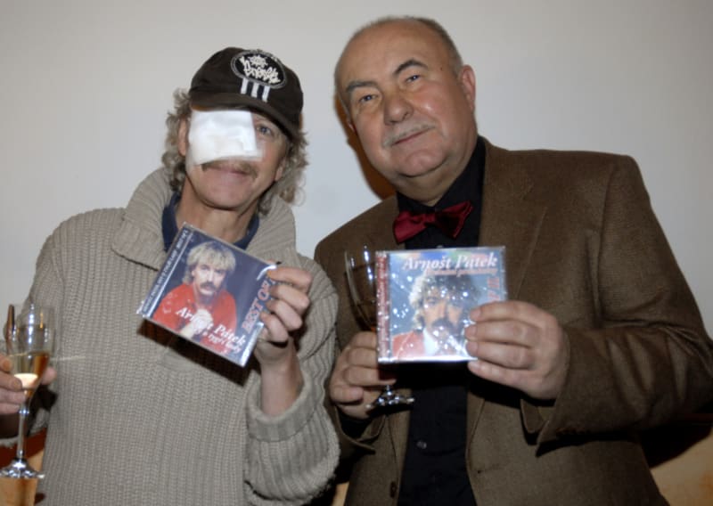 Arnošt Pátek se skladatelem Petrem Hannigem na křtu zpěvákova alba (2007)