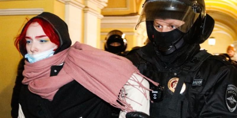 Na demonstracích v Petrohradě na podporu Ukrajiny bylo zadrženo nejméně 120 lidí (3.3.2022)