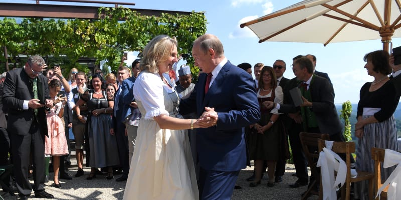 Bývalá rakouská ministryně zahraničí Karin Kneisslová tancuje s ruským prezidentem Vladimirem Putinem na své svatbě, která se konala 18. srpna 2018 ve městečku Gamlitz na jihu Rakouska.