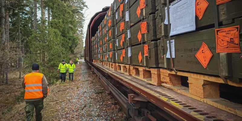 První vlak vojenského materiálu, který koncem února odjel směr Ukrajina