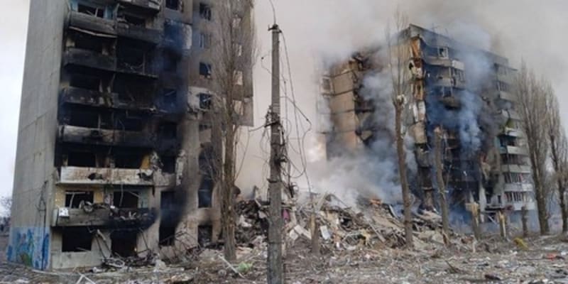 Zničené obytné stavby ve městě Borodjanka v Kyjevské oblasti (3.2.)