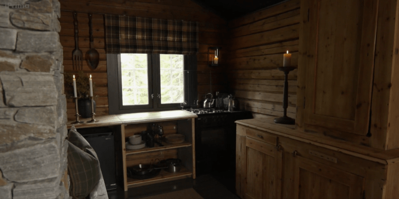 Kuchyň i po proměně zůstala v zásadě dřevěná, ale vypadá moderněji