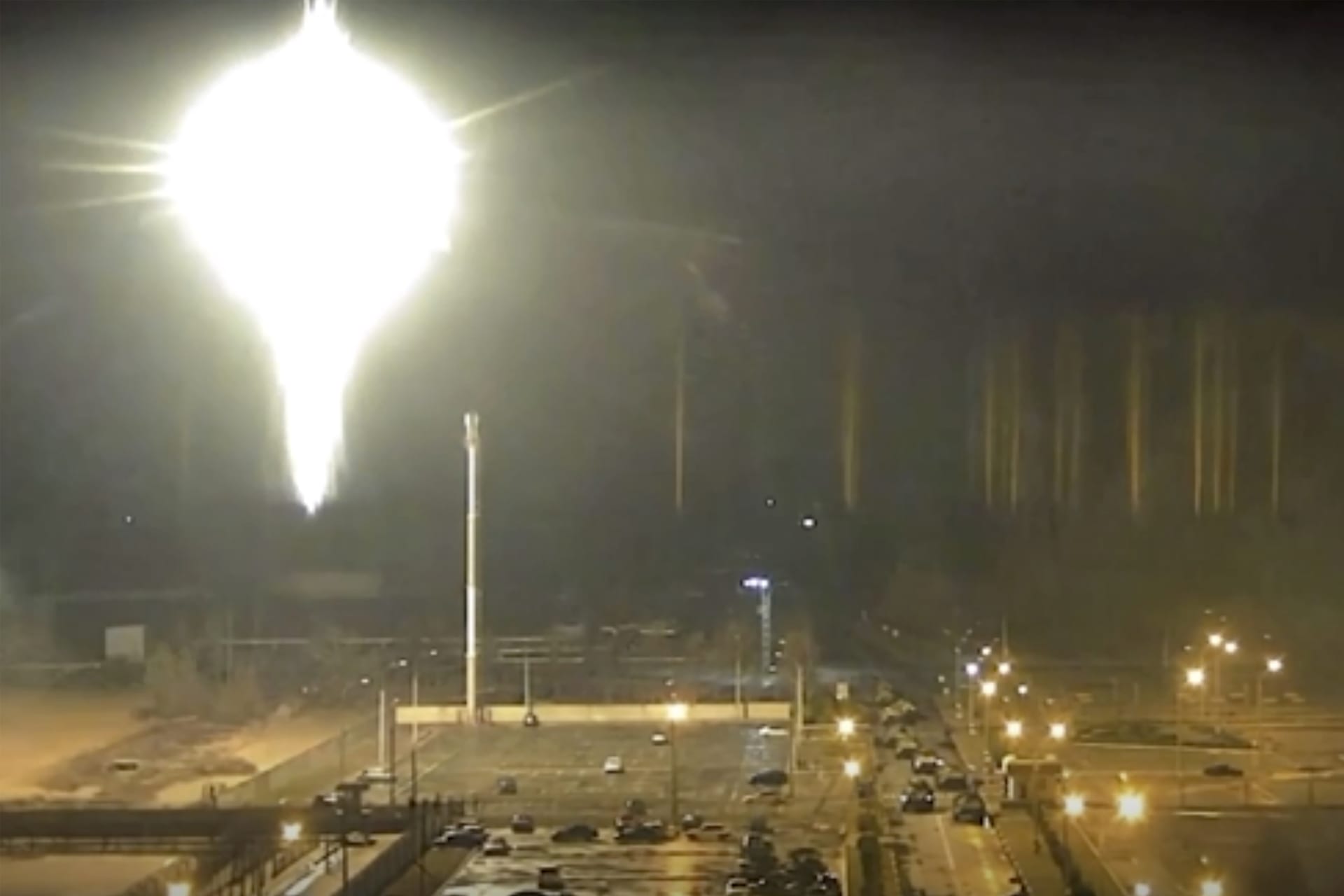 Snímek z videa zveřejněného záporožskou jadernou elektrárnou ukazuje jasný letící objekt, který přistál v areálu jaderné elektrárny v ukrajinském městě Enerhoda.
