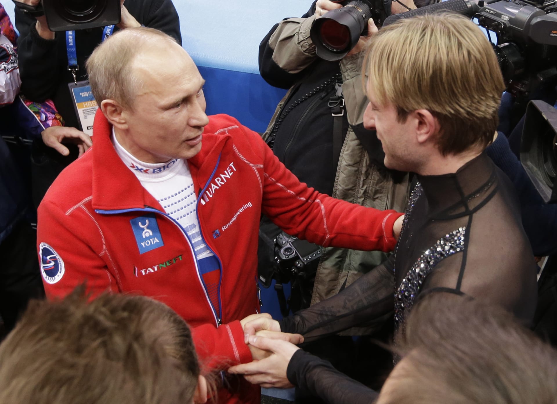 Ruský prezident Vladimir Putin gratuluje Pljuščenkovi k prvnímu místu v týmové soutěži.
