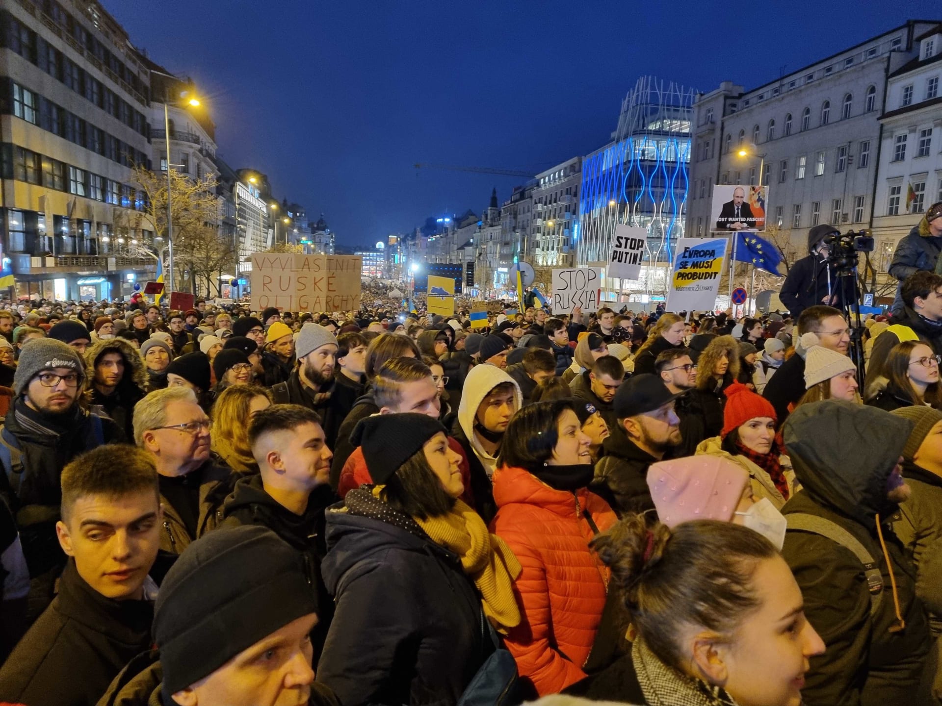 Demonstranti zaplnili téměř celé Václavské náměstí v Praze. (27. února 2022) 