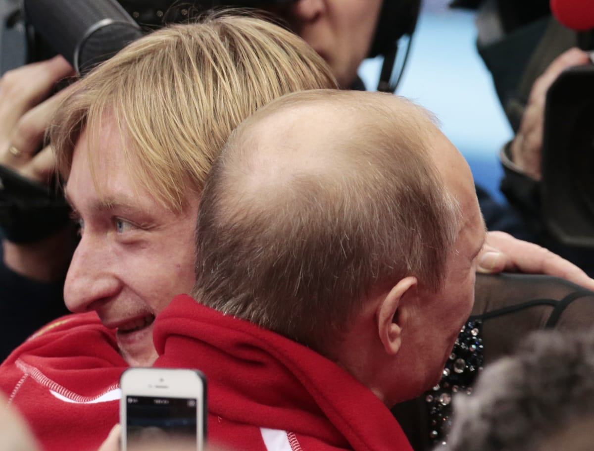 Putin objímá Pljuščenka po získání zlata.