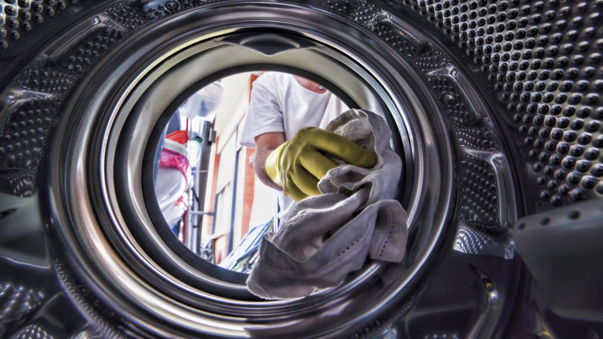 Překvapivě mnoho lidí netuší, jak by se měli starat o pračku, aby jim vydržela déle než pět let. 