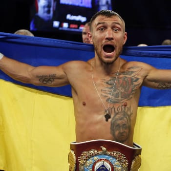 Současná boxerská hvězda Vasyl Lomačenko také hrdě brání Ukrajinu.