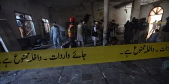 Při výbuchu bomby v pákistánském Péšávaru zemřely desítky lidí. Nálož explodovala v mešitě
