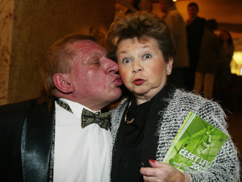 Aťka Janoušková s hercem Jiřím Krytinářem, který měřil jen o čtyři centimetry více než ona, a sice 124 cm.
