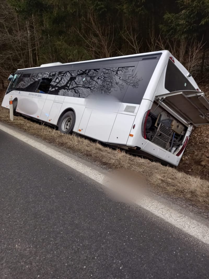 Autobus na Šumpersku sjel z dosud neznámých důvodů do příkopu. Okolnosti nehody vyšetřuje policie.