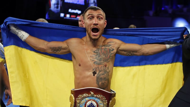 Současná boxerská hvězda Vasyl Lomačenko také hrdě brání Ukrajinu.